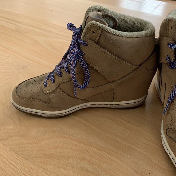 Nike wedge tan suede sneakers - Picture 2 of 5